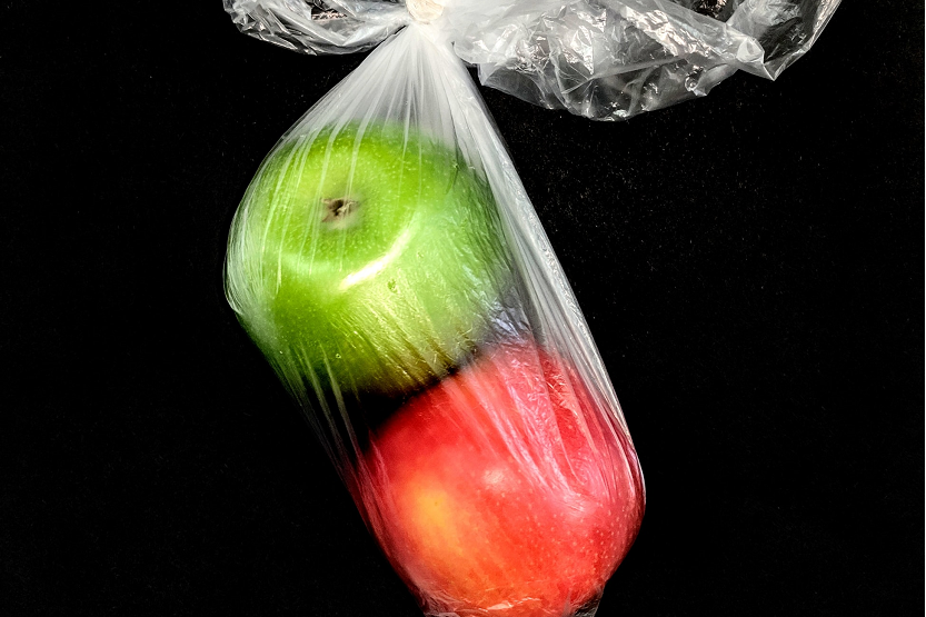 Bolsa de plástico biodegradable con manzanas