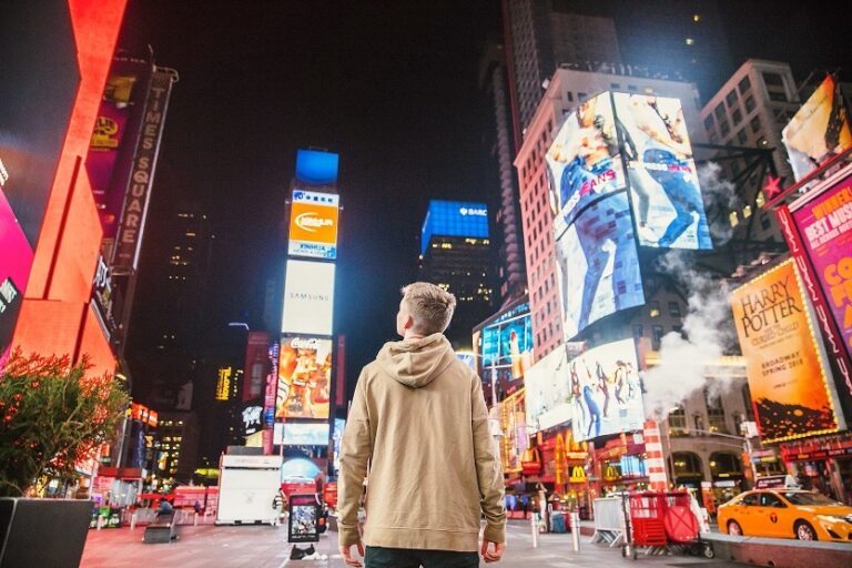 Publicidad en luminosos de Nueva York Times Square (Joshua Earle Unsplash)