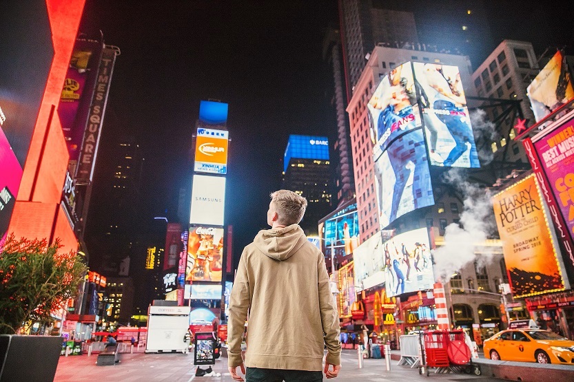 Publicidad en luminosos de Nueva York Times Square (Joshua Earle Unsplash)