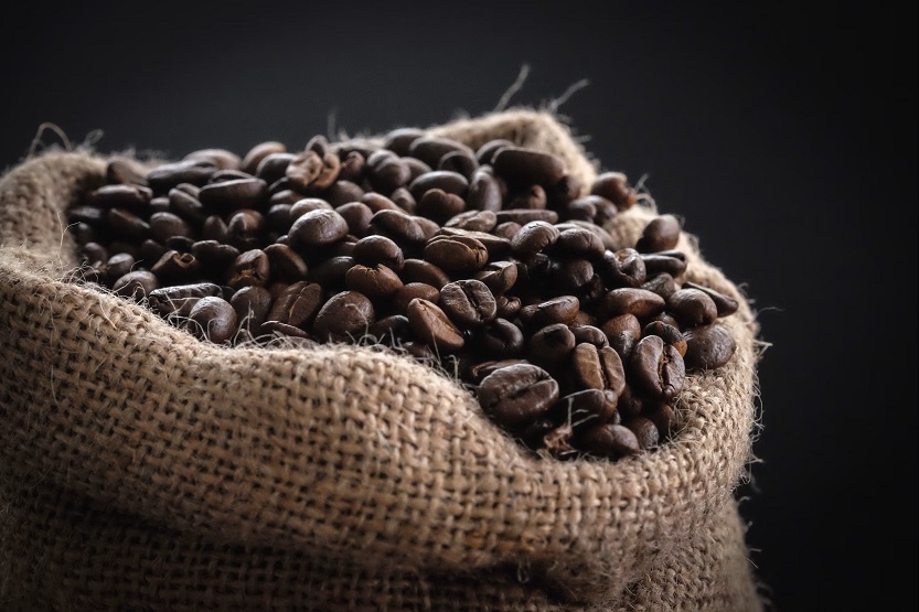 Saco con granos de café orgánico (Tina Guina Unsplash)