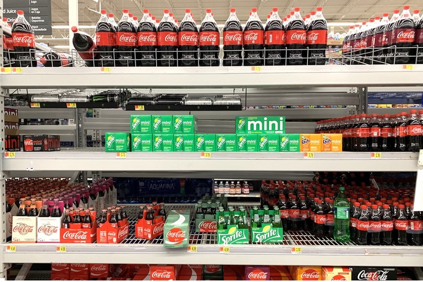 Supermercado con envases de Coca Cola