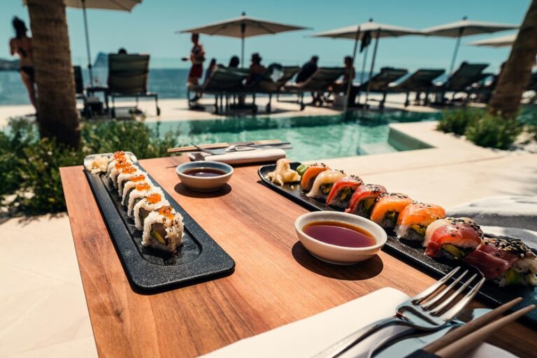 Vista de una playa de Ibiza con alimentos y bebidas (Pexels Sebastian Coman)